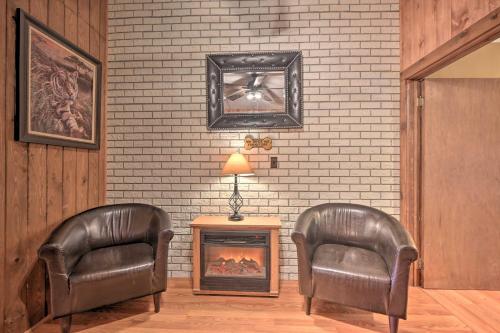 Posezení v ubytování James West Apt with 50 Acres - Near Raystown Lake