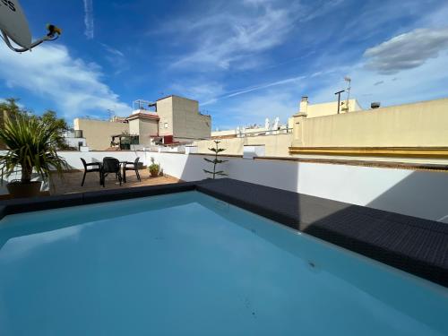 ein Schwimmbad auf dem Dach eines Hauses in der Unterkunft DreamsApt Curtidores 6 Suites AT in Sevilla