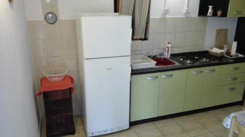 Kuchyňa alebo kuchynka v ubytovaní Robinzon house Pia