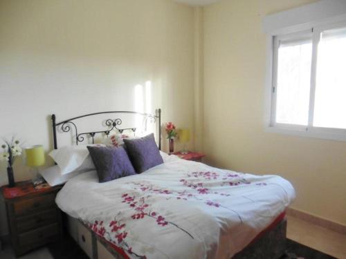 Een bed of bedden in een kamer bij Lovely double room with private bathroom and seasonal pool