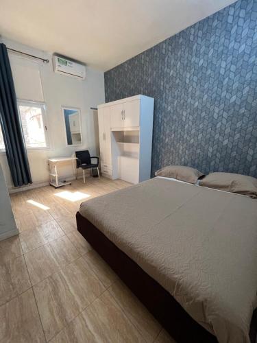 Ein Bett oder Betten in einem Zimmer der Unterkunft Hôtel Provençal
