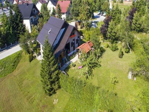 een uitzicht over een huis op een groen veld bij Apartment Monte Rosa in Delnice