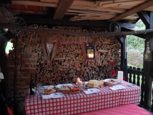 uma mesa com uma toalha de mesa vermelha e branca com comida em Apartment Monte Rosa em Delnice