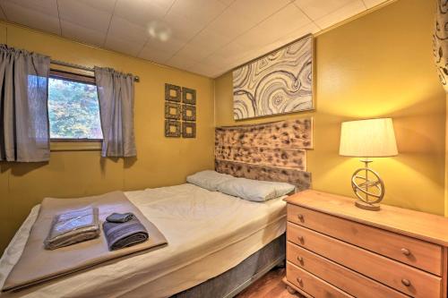 ein kleines Schlafzimmer mit einem Bett und einer Kommode in der Unterkunft Matt Dillon Cabin about 1 Mile to Raystown Lake! in Huntingdon