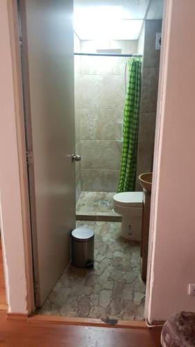 Super promoción departamento en la Cuauhtemoc في مدينة ميكسيكو: حمام مع دش ومرحاض