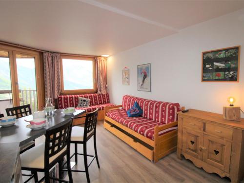 un salon avec un canapé rouge et une table dans l'établissement Appartement 2 pièces avec balcon exposé Sud-Ouest - Avoriaz, Village des Dromonts, 5 pers. - FR-1-633-5, à Avoriaz