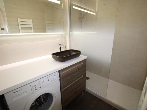 une salle de bain avec un lavabo et une machine à laver dans l'établissement Appartement 2 pièces avec balcon exposé Sud-Ouest - Avoriaz, Village des Dromonts, 5 pers. - FR-1-633-5, à Avoriaz