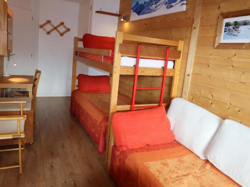 une chambre avec deux lits superposés et une table dans l'établissement Appartement rénové 5 pers, 2P avec WIFI - Avoriaz - FR-1-633-22, à Avoriaz