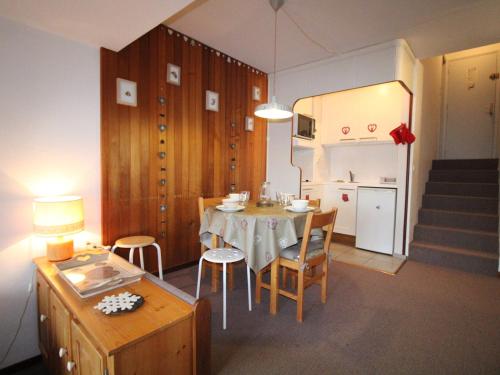 une cuisine et une salle à manger avec une table et des chaises dans l'établissement Appartement calme à Avoriaz, Village des Dromonts - 4 pers, 30 m², proche centre - FR-1-633-25, à Avoriaz
