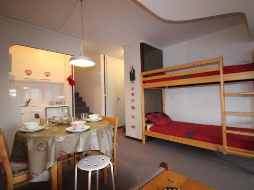 Cette petite chambre comprend une table et des lits superposés. dans l'établissement Appartement calme à Avoriaz, Village des Dromonts - 4 pers, 30 m², proche centre - FR-1-633-25, à Avoriaz