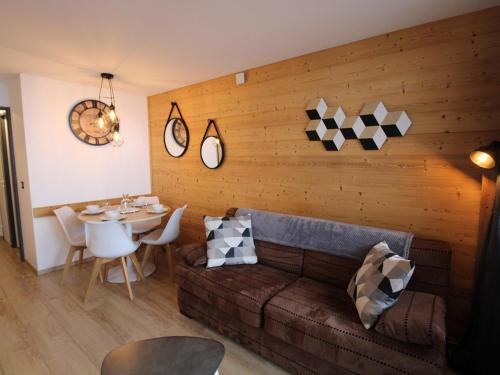 un salon avec un canapé et une table dans l'établissement Avoriaz: appart rénové 4 pers, proche pistes, WiFi, casier à skis - FR-1-633-32, à Avoriaz