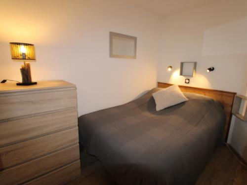 a bedroom with a bed and a dresser with a lamp at Avoriaz: appart rénové 4 pers, proche pistes, WiFi, casier à skis - FR-1-633-32 in Avoriaz