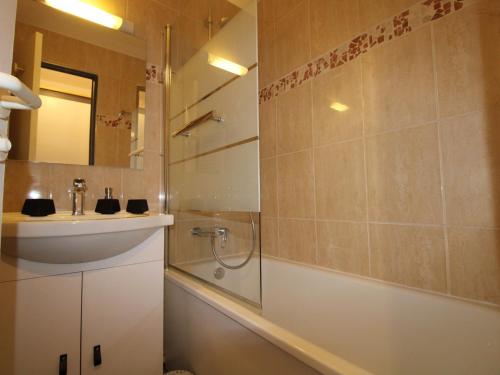 ein Bad mit einem Waschbecken und einer Dusche in der Unterkunft Appartement Avoriaz, 2 pièces, 4 personnes - FR-1-633-32 in Avoriaz