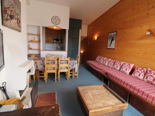 un salon avec un canapé rouge et une table dans l'établissement Charmant duplex au Village des Dromonts, Morzine - 7 pers, 45m², expo sud, à 10 min du centre - FR-1-633-9, à Avoriaz
