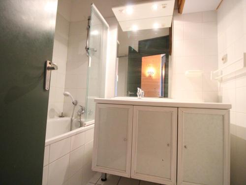 une salle de bain blanche avec un lavabo et un miroir dans l'établissement Charmant duplex au Village des Dromonts, Morzine - 7 pers, 45m², expo sud, à 10 min du centre - FR-1-633-9, à Avoriaz