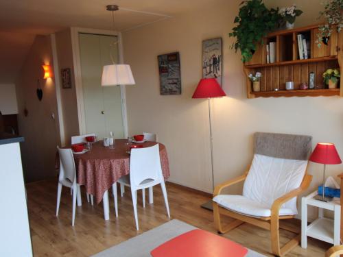 un salon avec une table et des chaises dans l'établissement Avoriaz - Duplex 6 pers., balcon, Wifi - FR-1-633-26, à Avoriaz