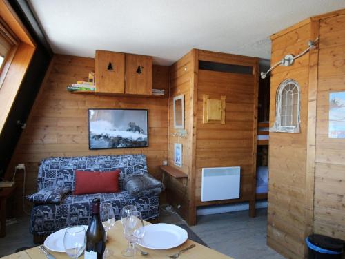 - un salon avec un canapé et une table avec des verres à vin dans l'établissement Studio charmant à Avoriaz - Village des Ruches, 4 pers, 21m² - FR-1-633-27, à Avoriaz