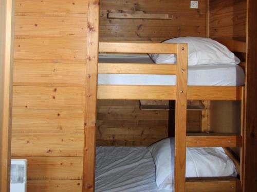 une chambre avec deux lits superposés dans une cabine dans l'établissement Studio charmant à Avoriaz - Village des Ruches, 4 pers, 21m² - FR-1-633-27, à Avoriaz