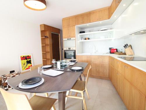 une cuisine et une salle à manger avec une table et des chaises dans l'établissement Appartement rénové à Avoriaz - 8 pers, 75 m², proche centre, exposé Sud - FR-1-633-44, à Morzine