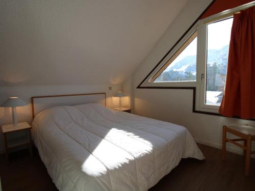 une chambre avec un lit et une grande fenêtre dans l'établissement Appartement rénové 6 pers, 50m², Avoriaz Centre - 3 pièces, balcon, wifi, casier à skis - FR-1-633-31, à Avoriaz