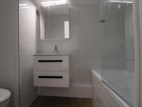 a bathroom with a sink and a tub and a toilet at Appartement Avoriaz, 3 pièces, 6 personnes - FR-1-633-31 in Avoriaz