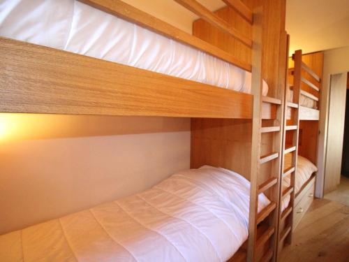 quelques lits superposés dans une chambre dans l'établissement Appartement rénové à Avoriaz - 8 pers, 75 m², proche centre, exposé Sud - FR-1-633-44, à Morzine