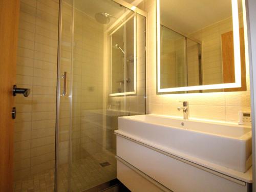 une salle de bain avec une douche, un lavabo et un miroir dans l'établissement Appartement rénové à Avoriaz - 8 pers, 75 m², proche centre, exposé Sud - FR-1-633-44, à Morzine