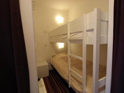 une chambre avec deux lits superposés dans une pièce dans l'établissement Avoriaz: Studio cabine 4 pers, cuisine équipée, wifi, balcon, casier à skis - FR-1-633-36, à Morzine