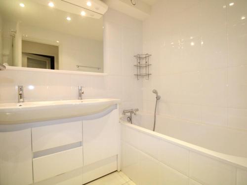 une salle de bain blanche avec un lavabo et une baignoire dans l'établissement Bel Appartement à Avoriaz - Village Hauts Forts, 6 Pers, 66m² avec Terrasse, 3 Chambres - FR-1-633-8, à Avoriaz