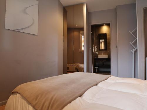 a bedroom with a bed and a bathroom at Appartement Avoriaz, 4 pièces, 8 personnes - FR-1-633-13 in Avoriaz