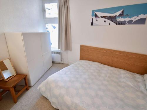 - une chambre avec un lit, une armoire et une fenêtre dans l'établissement Triplex rénové aux Dromonts, Avoriaz - 6/7 pers, 3 ch, balcon, proche centre village - FR-1-633-38, à Morzine