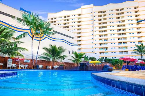 una piscina frente a un hotel en Ap 618 - Golden Dolphin Express, en Caldas Novas