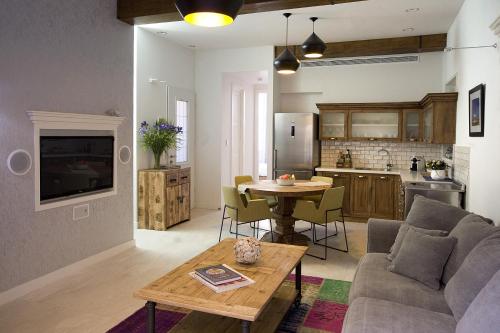 ein Wohnzimmer mit einem Sofa und einem Tisch in der Unterkunft Molcho Neve Tzedek in Tel Aviv