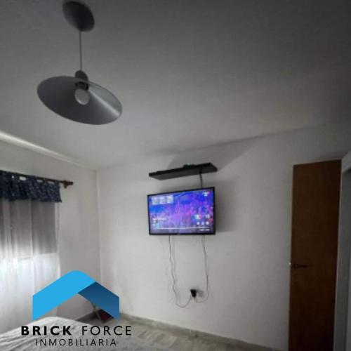TV de pantalla plana en una pared blanca en una habitación en Hermoso Dúplex 2 Dormitorios en San Miguel de Tucumán