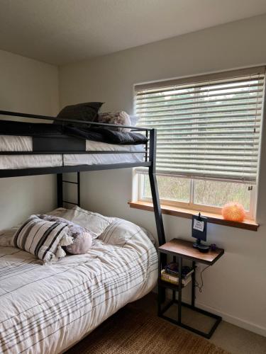 ein Schlafzimmer mit Etagenbett und Fenster in der Unterkunft Rudders Rest in Pacific City