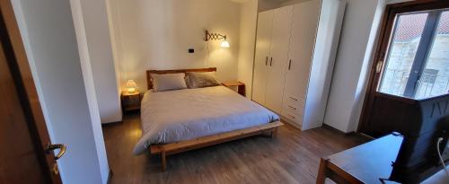 a small bedroom with a bed and a window at Residenza L'Archetto in Corona