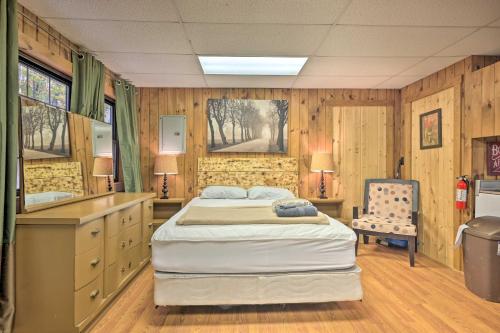 sypialnia z łóżkiem, biurkiem i krzesłem w obiekcie Cheyenne Ranch Apt with 50 Acres by Raystown Lake w mieście Huntingdon