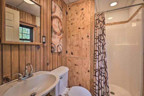 W łazience znajduje się umywalka, toaleta i prysznic. w obiekcie Cheyenne Ranch Apt with 50 Acres by Raystown Lake w mieście Huntingdon
