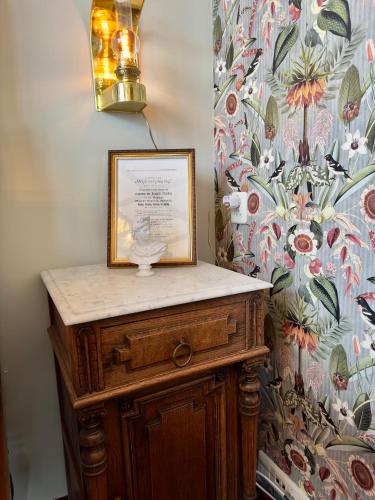 a picture on top of a wooden table in a room at Villa Giethoorn Steenwyck in Steenwijk
