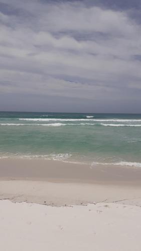 una spiaggia sabbiosa con l'oceano sullo sfondo di Loft Pé na Areia ad Arraial do Cabo