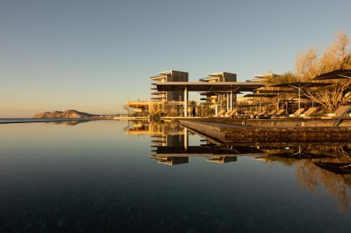 uma vista para uma massa de água com um edifício em Solaz, a Luxury Collection Resort, Los Cabos em San José del Cabo