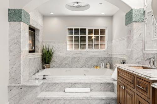 洛杉磯的住宿－California Oasis，白色的浴室设有浴缸和水槽。