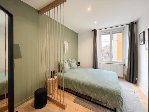 En eller flere senge i et værelse på Appart'Hôtel Le Valdoie - Rénové, Calme & Netflix