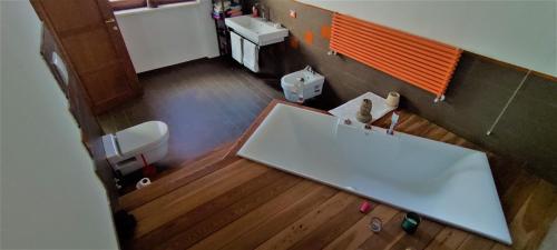 an overhead view of a bathroom with a sink and a toilet at AnimAbruzzo in Cepagatti