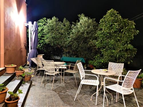 a group of chairs and tables on a patio at AnimAbruzzo in Cepagatti