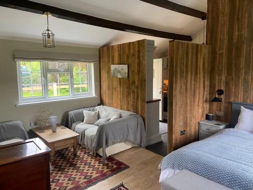 ein Wohnzimmer mit einem Sofa und einem Bett in der Unterkunft Couples Getaway, with Mountain Views/Dog Friendly in Crickhowell