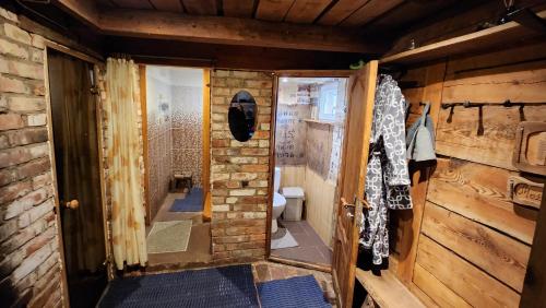 a small bathroom with a toilet in a room at Atomi in Aucugals