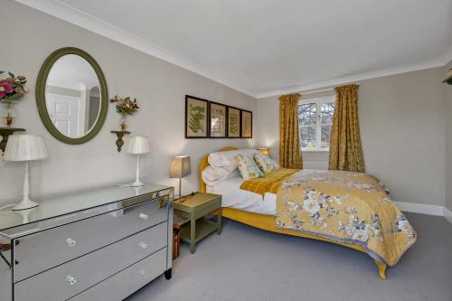 Φωτογραφία από το άλμπουμ του 2 Bedroom stylish property set behind the angel hotel with parking and a courtyard garden σε Μπέρι Σαίν Έντμουντς