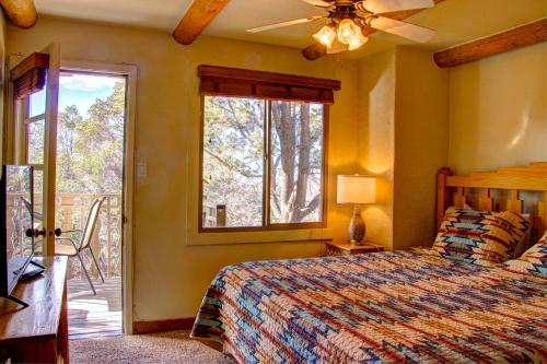 1 dormitorio con cama y ventana grande en Beautiful Santa Fe residence blocks from the plaza and close to ski basin en Santa Fe