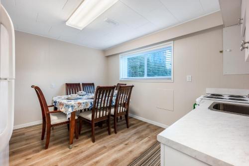 Cozy 2BD Suite in Vancouver – Photos 3